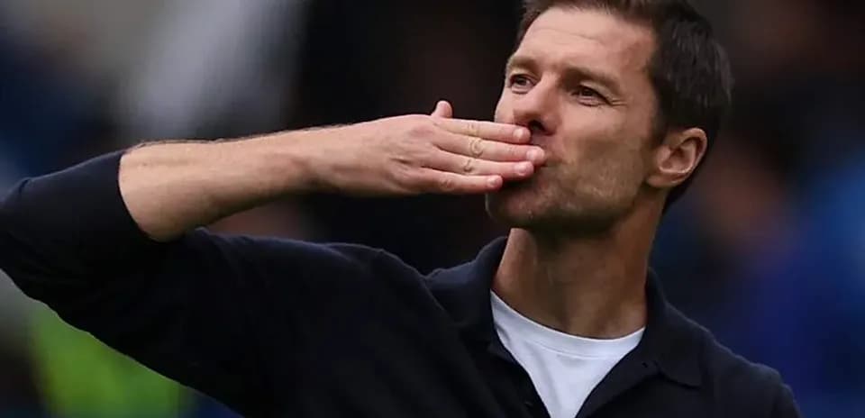 Entrenador enviando un beso a la afición