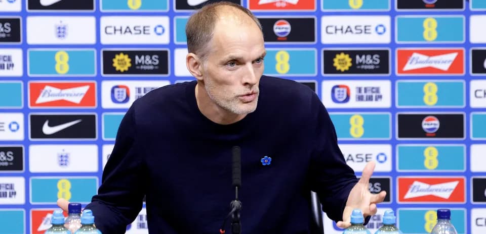 Entrenador en conferencia de prensa con micrófono