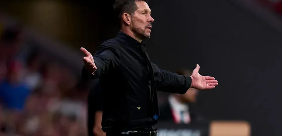Entrenador gesticulando durante un partido