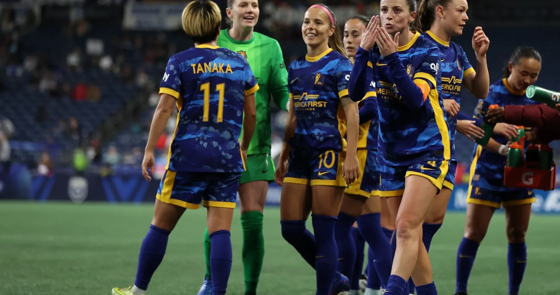 Jugadoras celebrando en el partido de fútbol