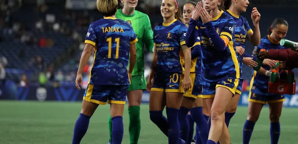 Jugadoras celebrando en el partido de fútbol