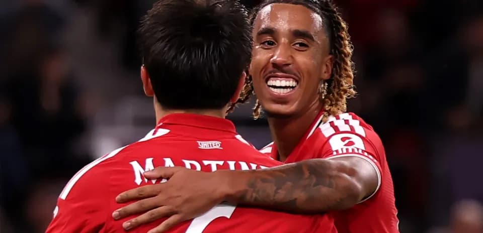 Jugadores celebrando un gol en partido de fútbol