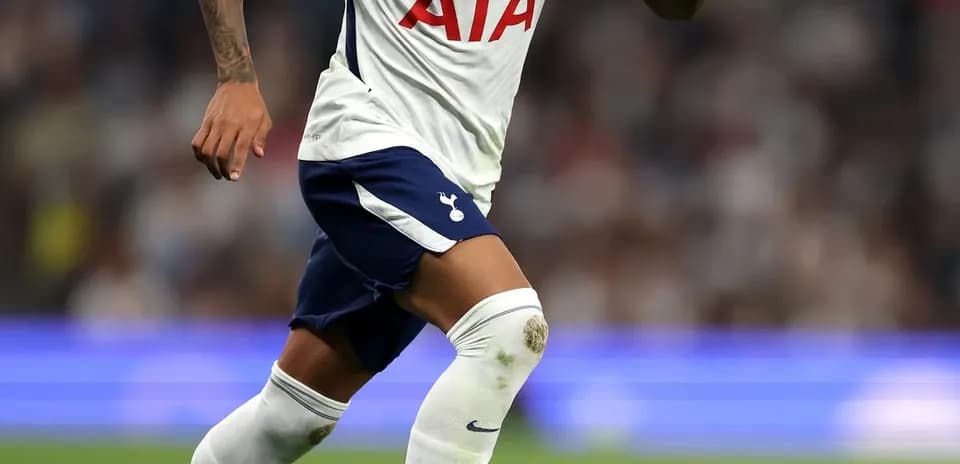 Jugador del Tottenham corriendo con el balón