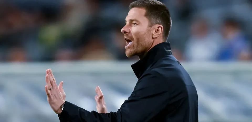 Entrenador dando instrucciones durante el partido