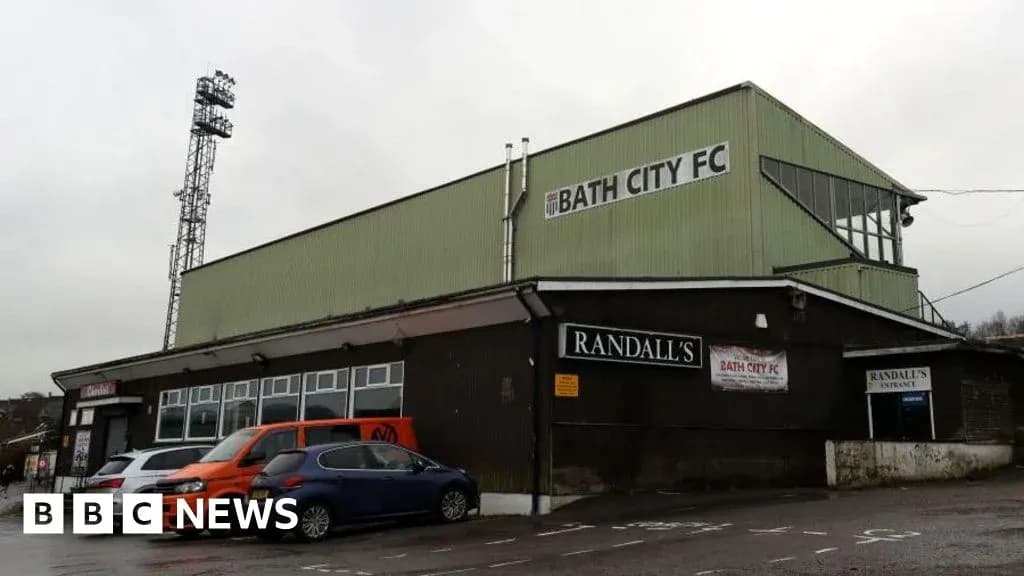 Estadio de Bath City FC con vehículos estacionados