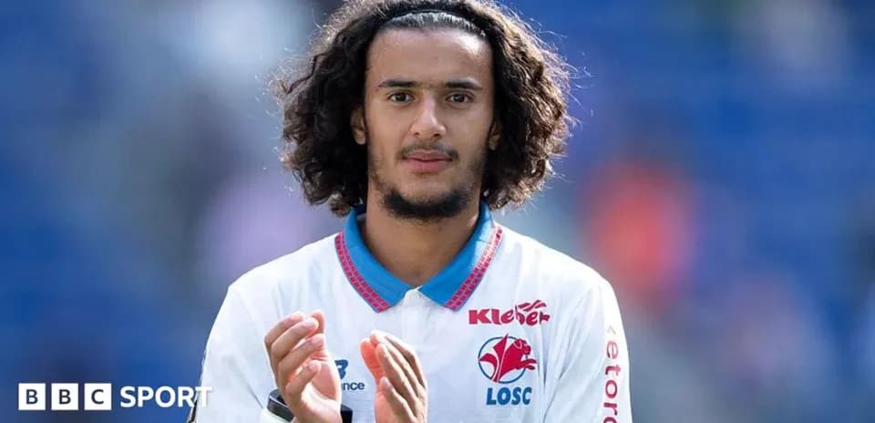 Jugador aplaudiendo en el campo de fútbol
