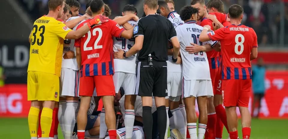 Jugadores de ambos equipos en una confrontación en el campo
