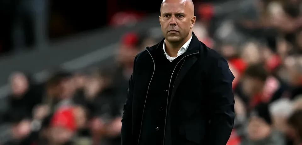 Entrenador observando el partido desde la línea lateral