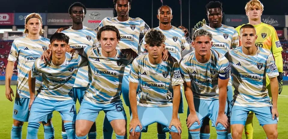 Jugadores de The Town en formación para el partido
