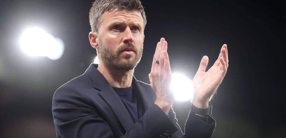 Entrenador aplaudiendo durante el partido nocturno