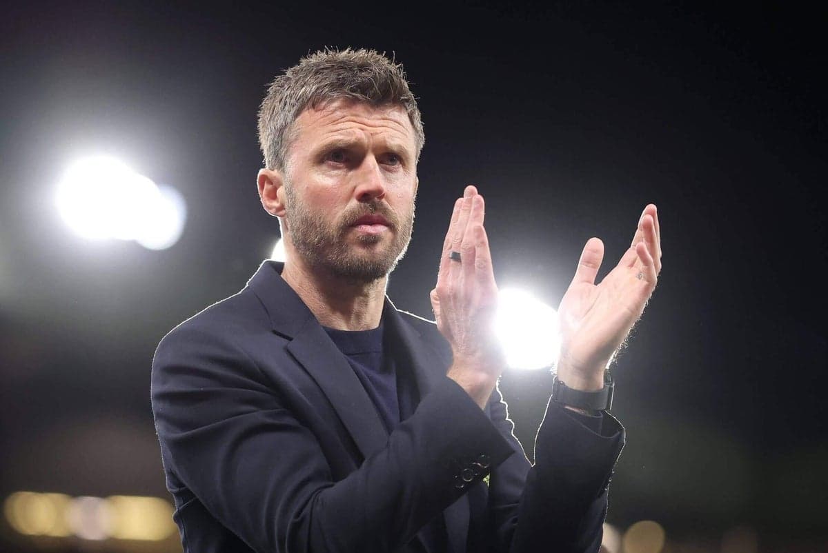 Entrenador aplaudiendo durante el partido nocturno