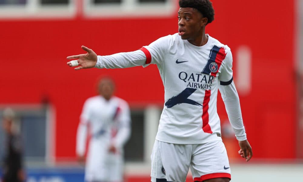 Jugador de PSG señalando durante el partido