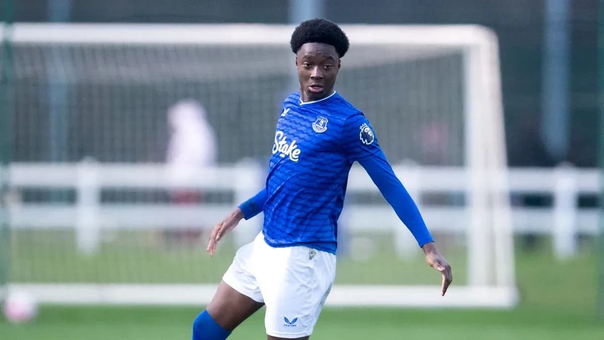 Jugador de Everton en acción durante el entrenamiento