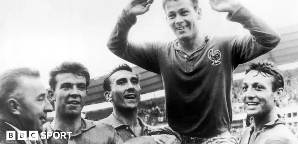 Jugadores franceses celebrando en el campo de fútbol