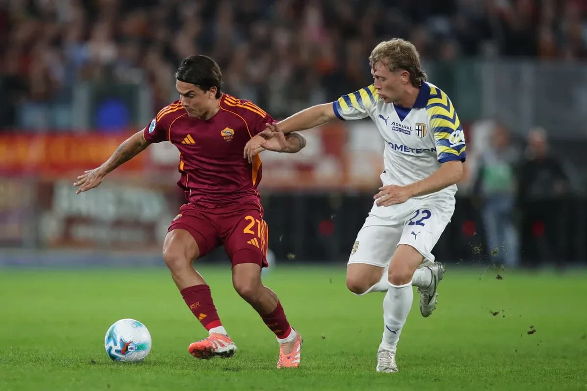 Jugador de AS Roma enfrentando a jugador de Parma