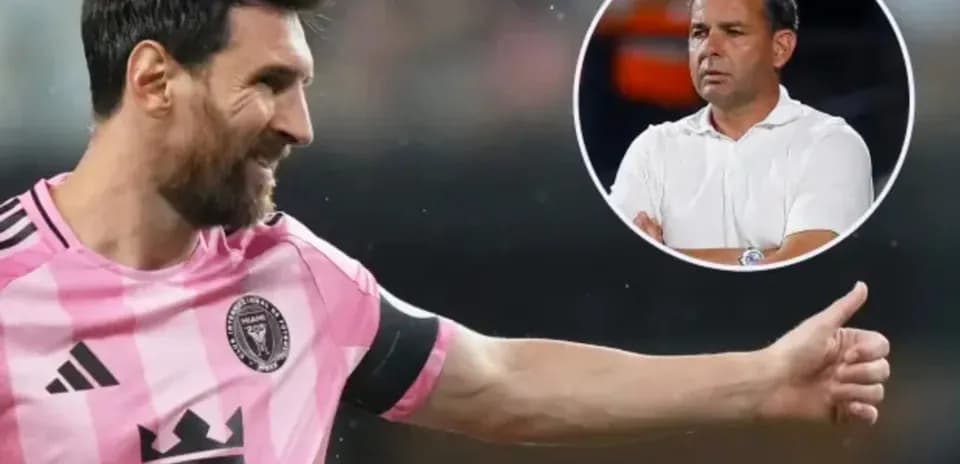 Lionel Messi sonriendo durante un partido de fútbol