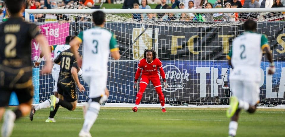 Portero en acción durante el partido