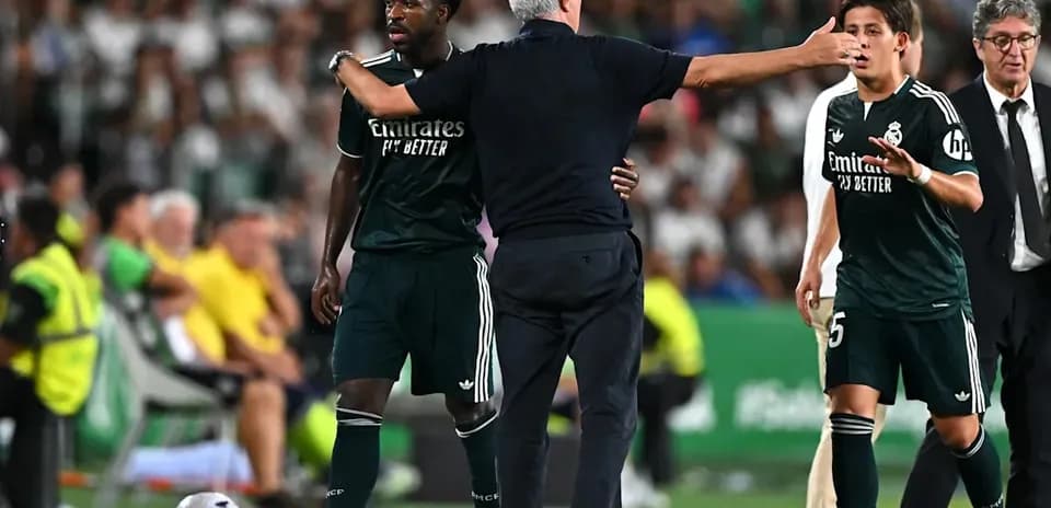 Entrenador instruyendo a jugadores de Real Madrid en partido
