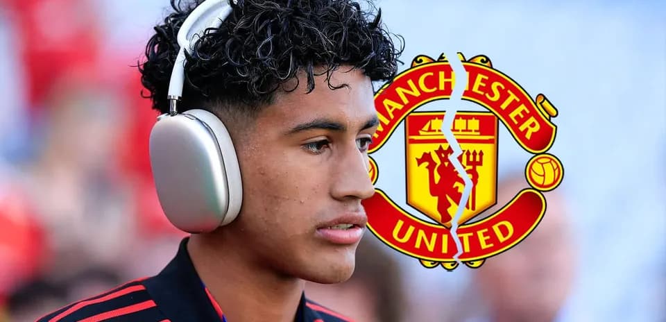 Jugador con auriculares junto al logo de Manchester United