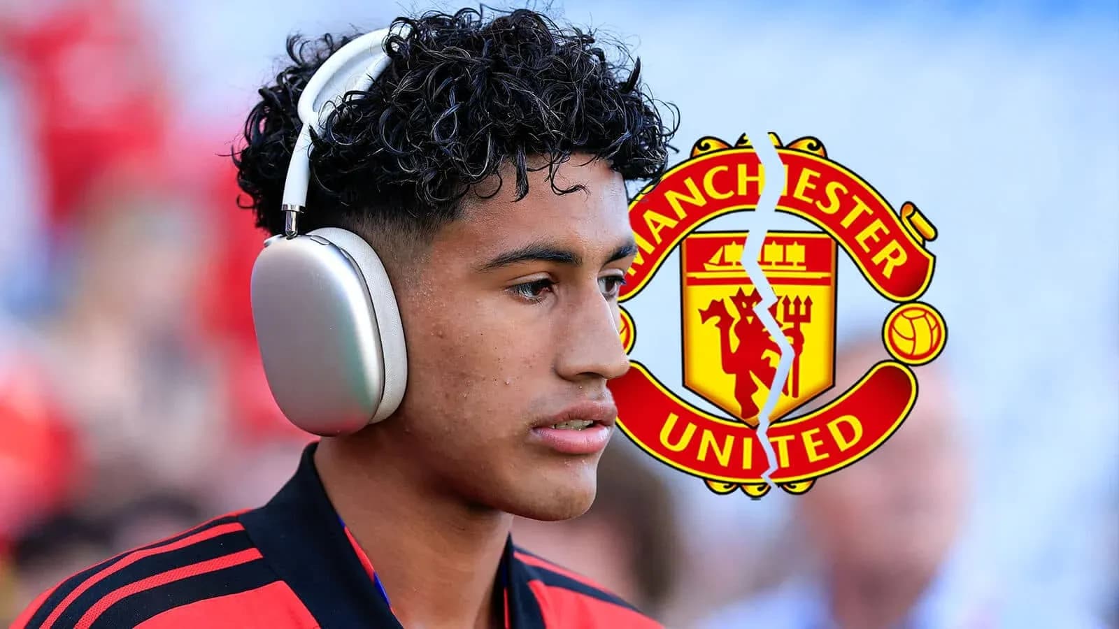 Jugador con auriculares junto al logo de Manchester United