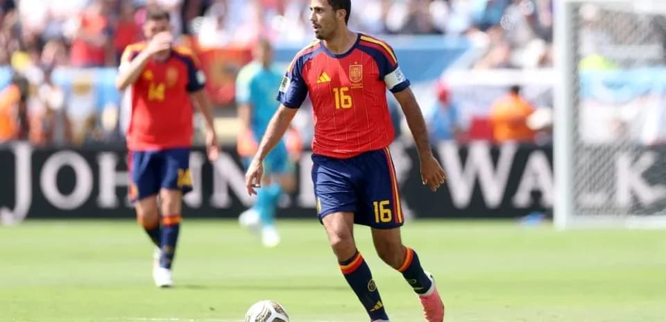 Jugador de España corriendo con el balón en partido