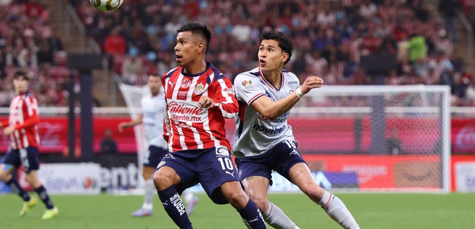 Dos jugadores disputando el balón en el partido