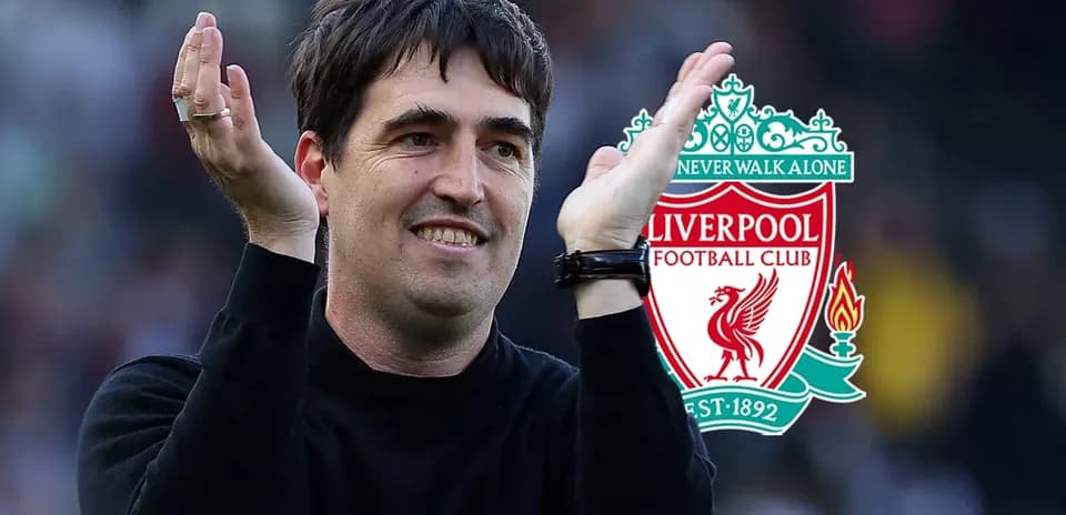 Entrenador aplaudiendo con logo de Liverpool detrás