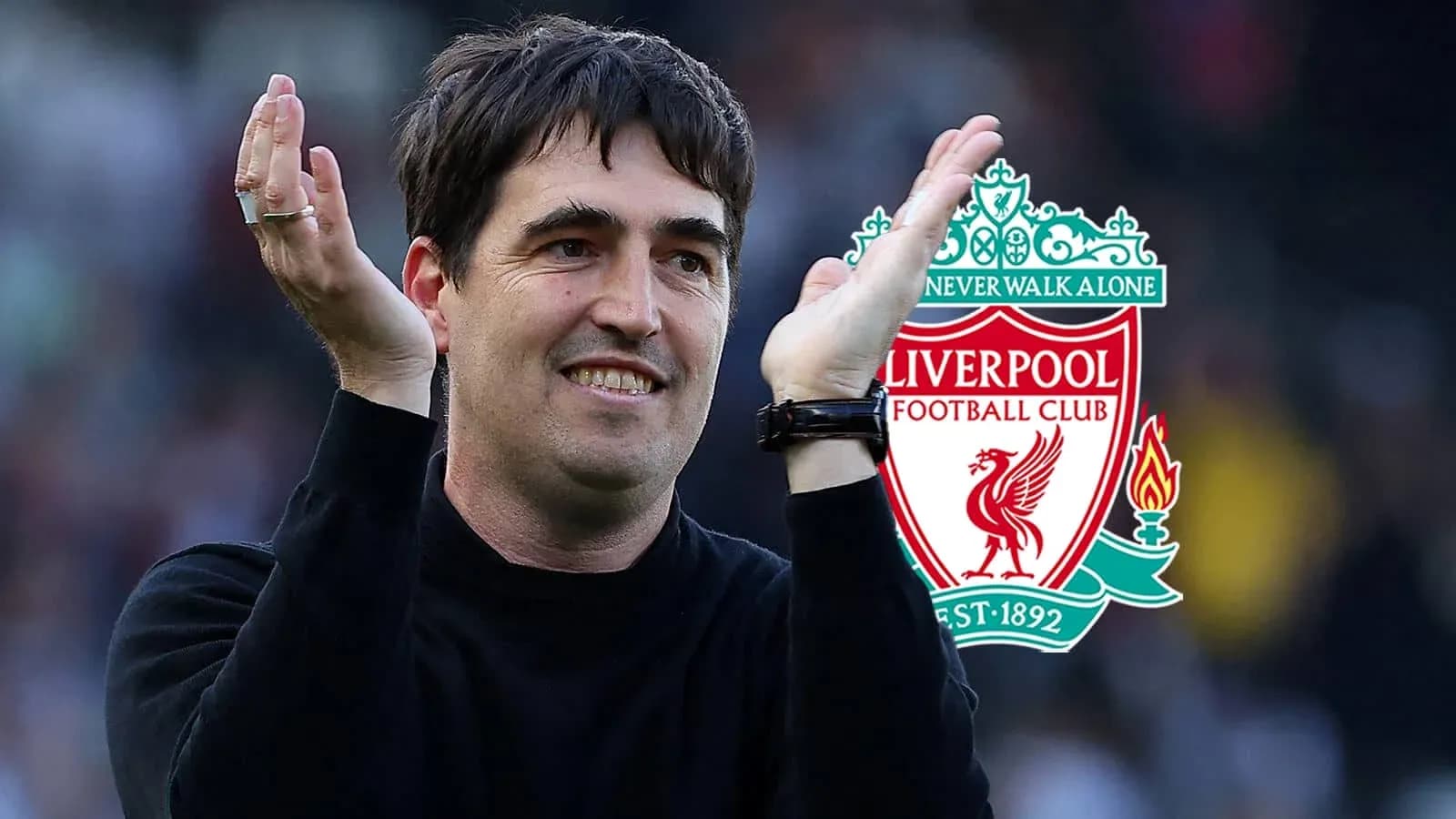 Entrenador aplaudiendo con logo de Liverpool detrás Entrenador aplaudiendo con logo de Liverpool detrás