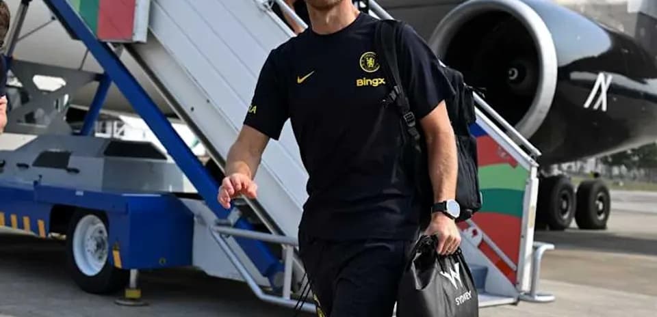 Entrenador saliendo de un avión en el aeropuerto