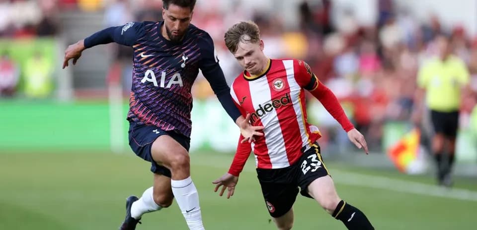Dos jugadores compitiendo por el balón