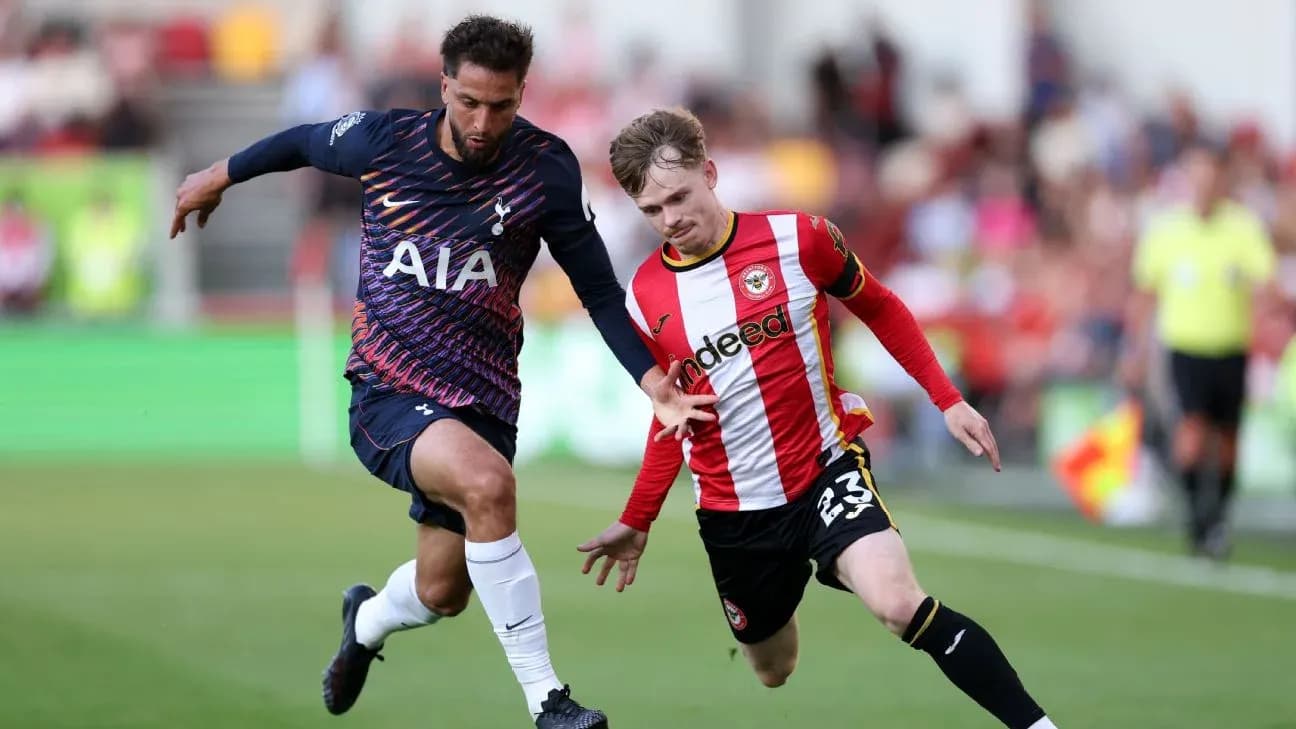 Dos jugadores compitiendo por el balón