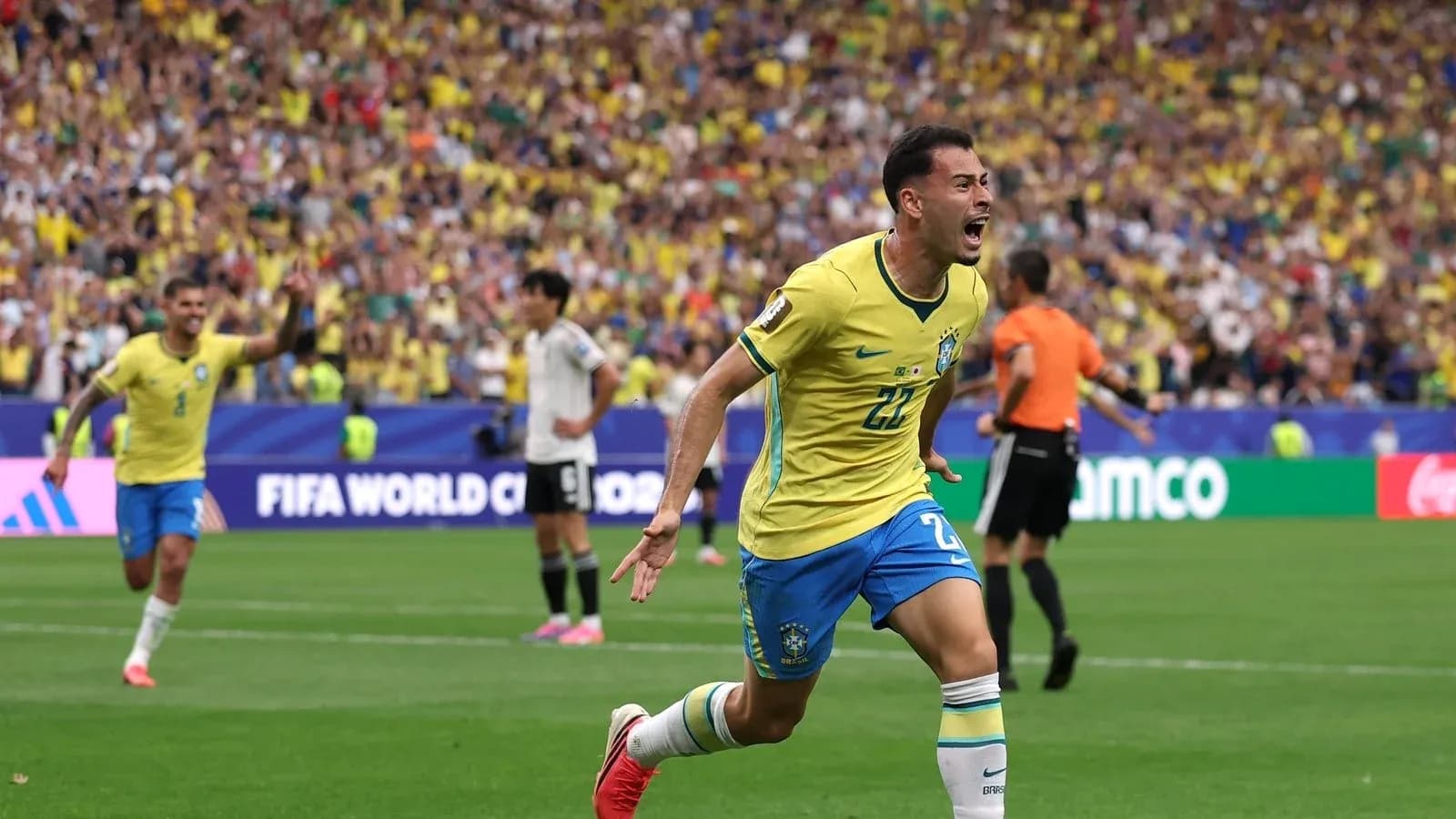 Jugador de Brasil celebrando un gol en el partido