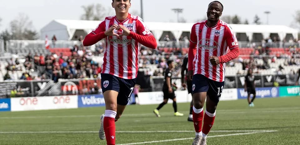 Jugadores de Atlético Ottawa celebrando un gol