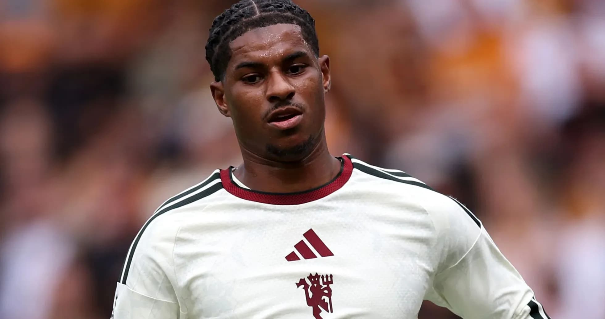 Jugador con camiseta blanca en el campo de fútbol