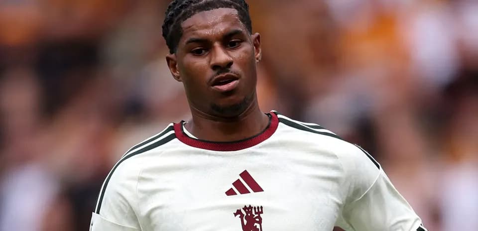 Jugador con camiseta blanca en el campo de fútbol