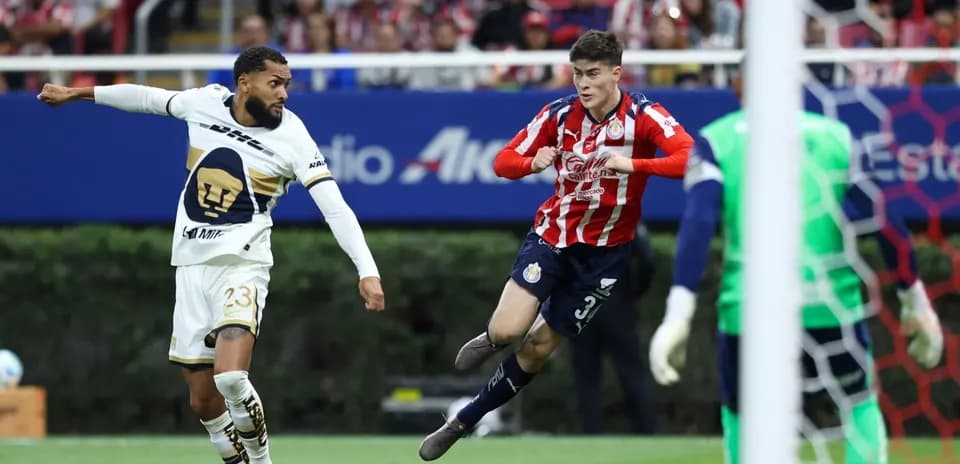 Jugador de Pumas dispara a portería contra Chivas