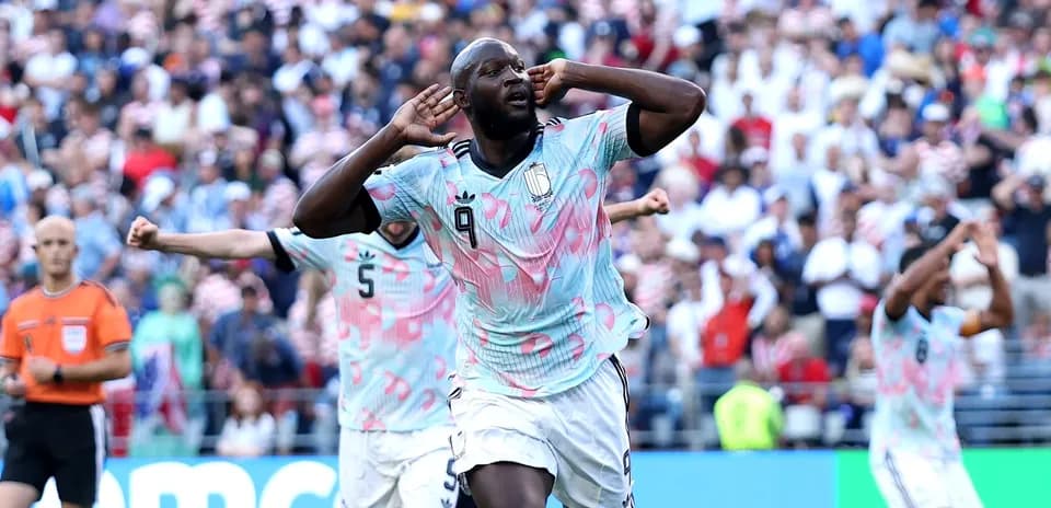 Jugador celebrando un gol con brazos en las orejas
