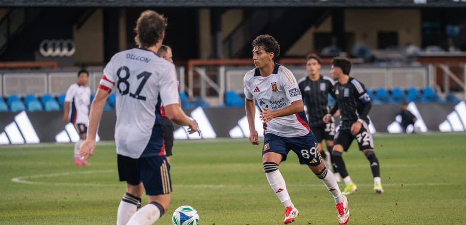 Jugadores de Real Monarchs en acción