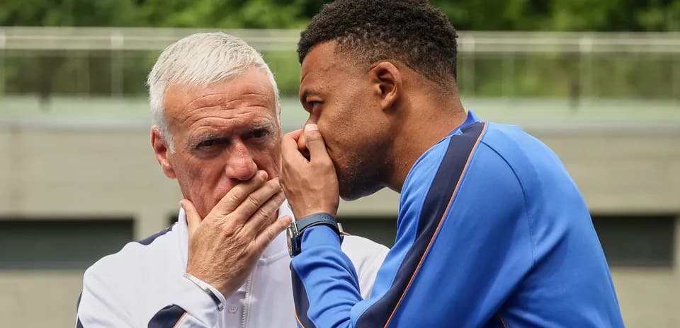 Entrenador y jugador conversando en la cancha