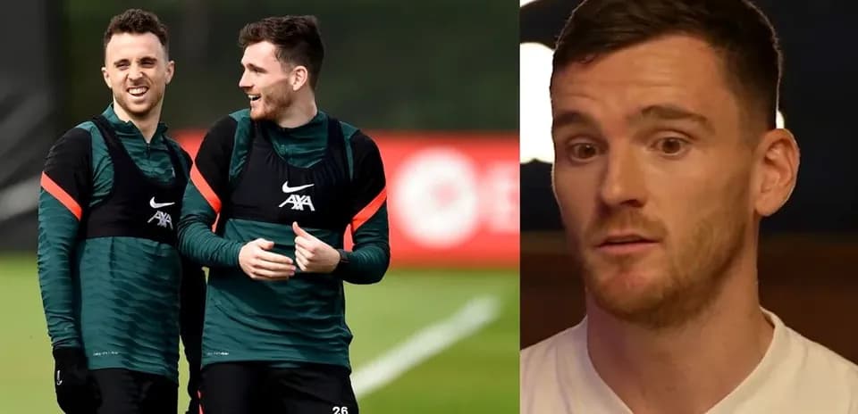 Jugadores de Liverpool entrenando y hablando entre ellos