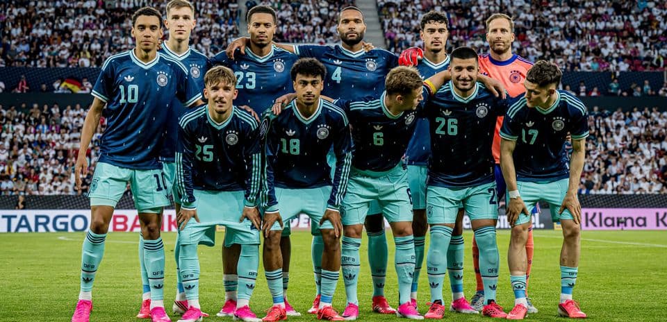Equipo de Alemania posando en el campo antes del partido