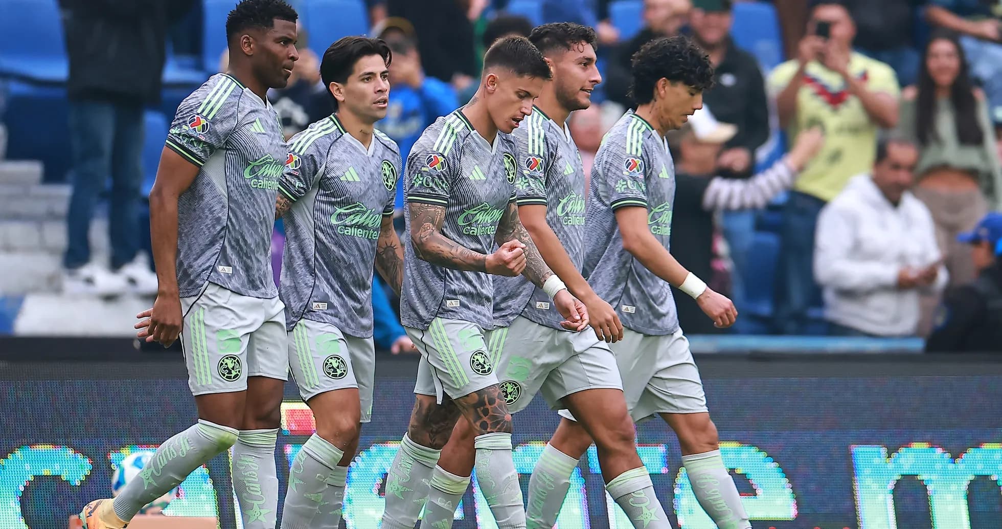 Jugadores de Club América celebrando un gol