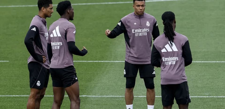 Jugadores de Real Madrid conversando en entrenamiento