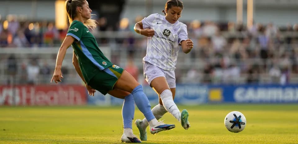 Dos jugadoras compitiendo por el balón en el partido