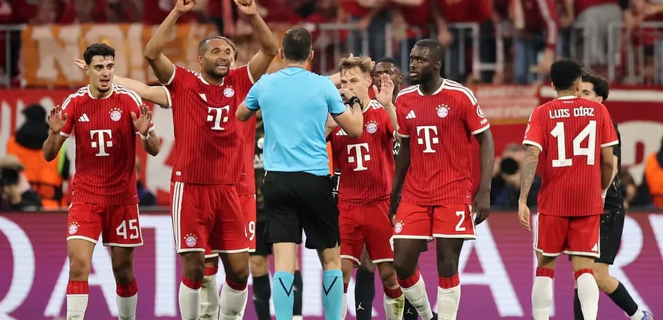 Jugadores del Bayern discutiendo con el árbitro