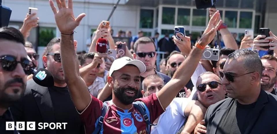 Jugador saludando a la multitud en el aeropuerto