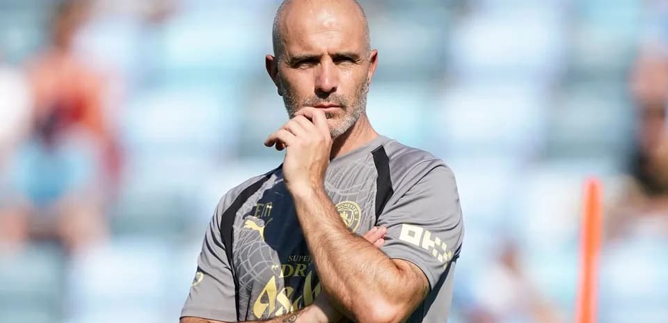 Entrenador pensativo en la sesión de entrenamiento
