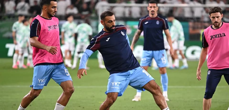 Jugadores calentando en el campo antes del partido
