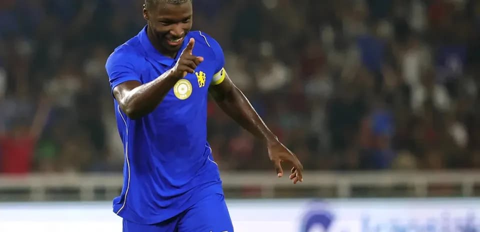 Jugador celebrando con gesto de triunfo en el campo