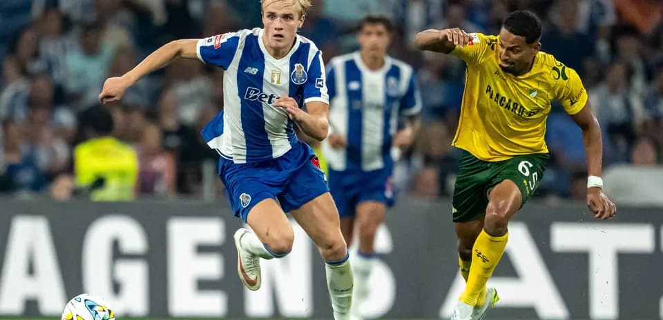 Jugador del Porto corriendo con el balón durante el partido